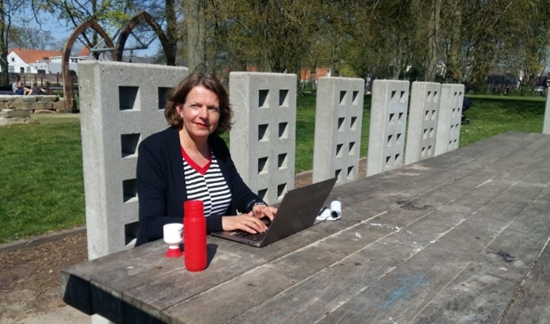 Angelique van Lierop, coördinator van Uit in IJsselstein, in de zon aan het werk in het Kloosterplantsoen. (Foto: Karin Doornbos)
