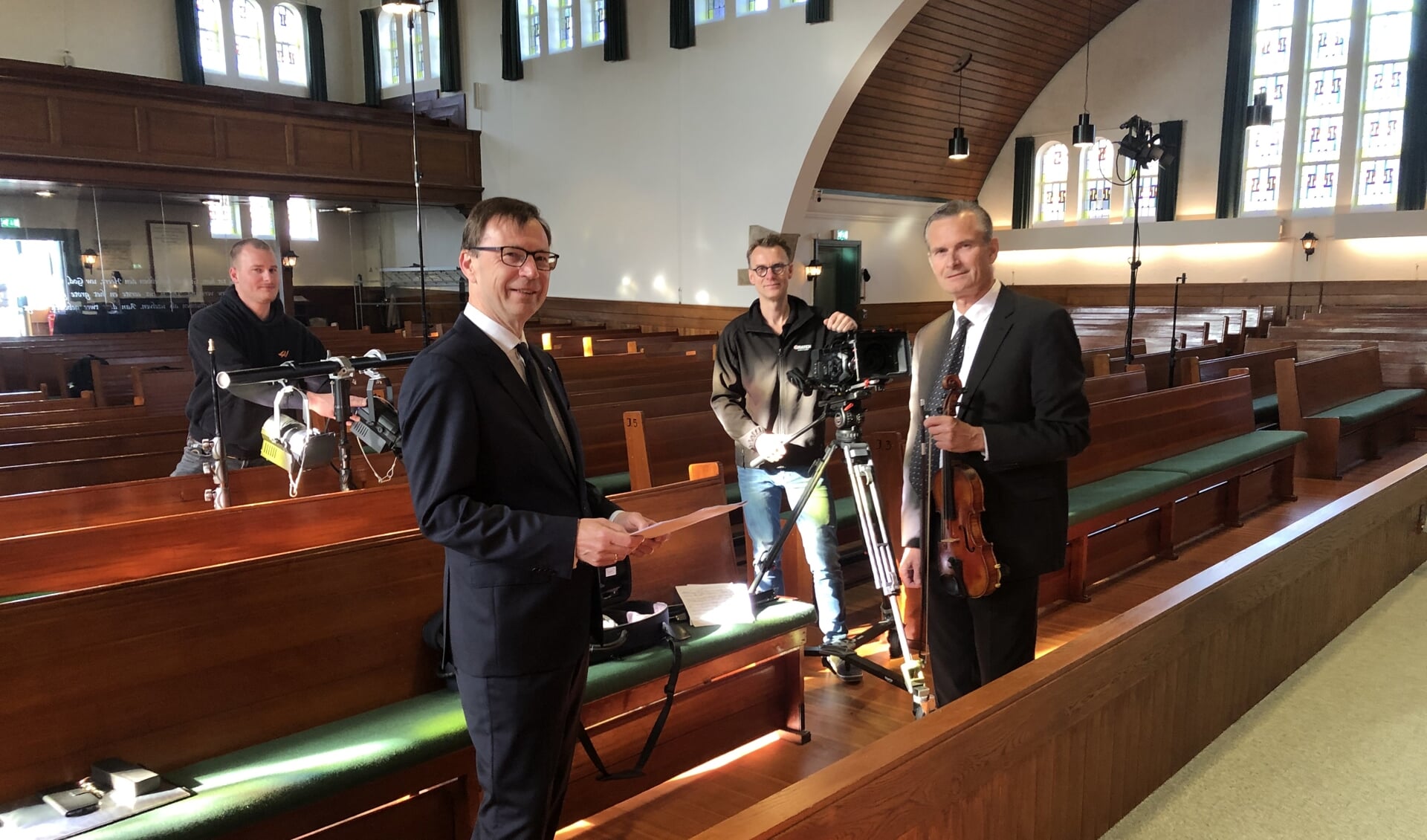 • Het oefenen in de Grote Kerk met André de Jager (tweede van links) en Nathan Hol (rechts).