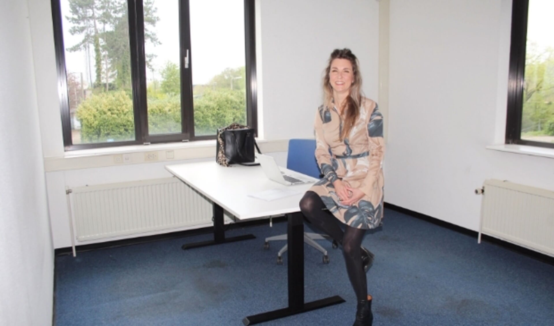 Manager Anne-Marie Vos in een van de kantoorruimtes die voorlopig kosteloos als werkplek beschikbaar zijn. (Foto: Lysette Verwegen)