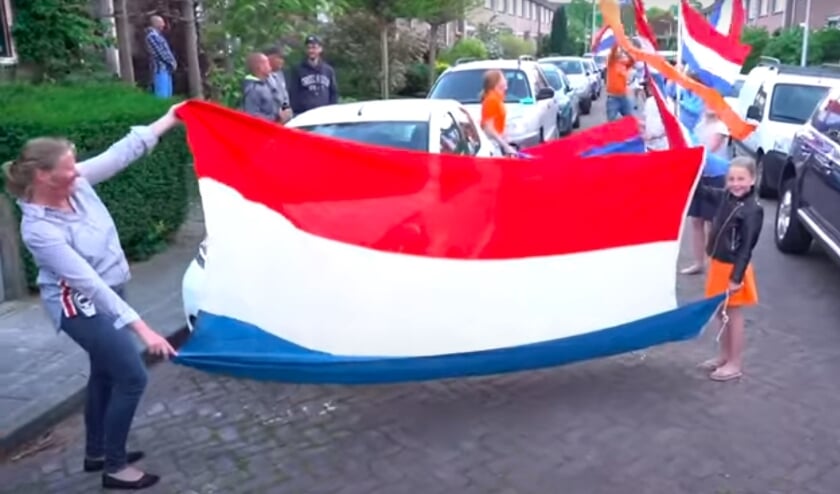 <p>• Vlaggen voor de Koning in 2020 in Alblasserdam.</p>
