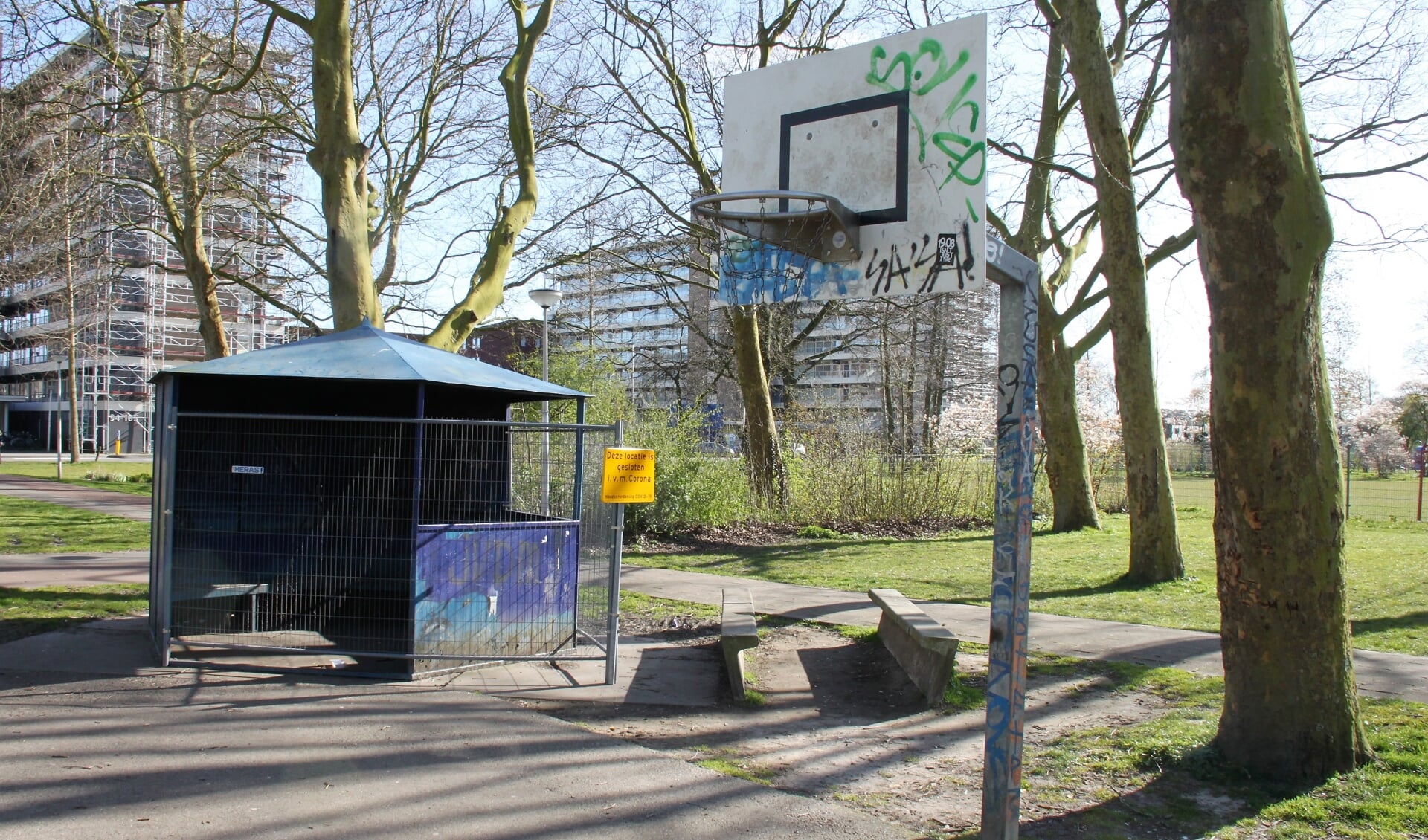 • Afgesloten hanghok in park Middenwetering in Krimpen aan den IJssel.