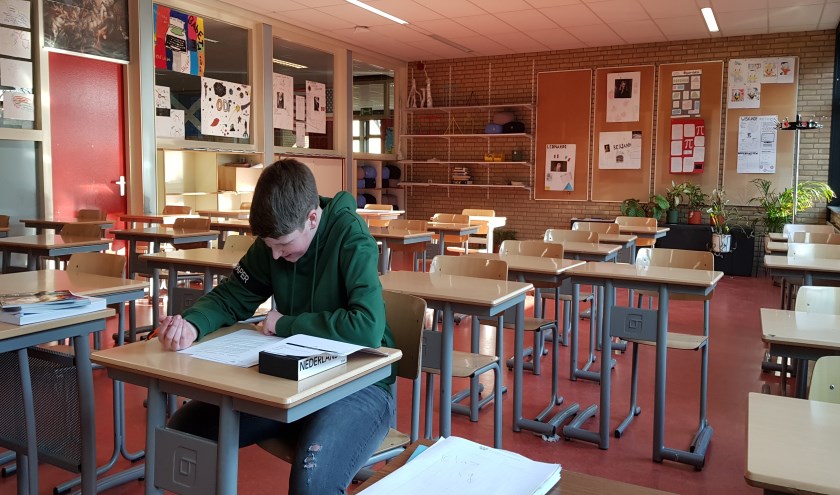• Koen van Schaik uit 4 mavo is aan het ploeteren op zijn schoolexamen maatschappijleer.
