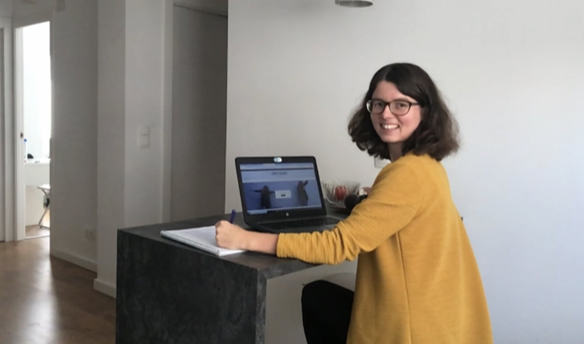 • Anne de Roos vanuit haar appartement in Valencia.