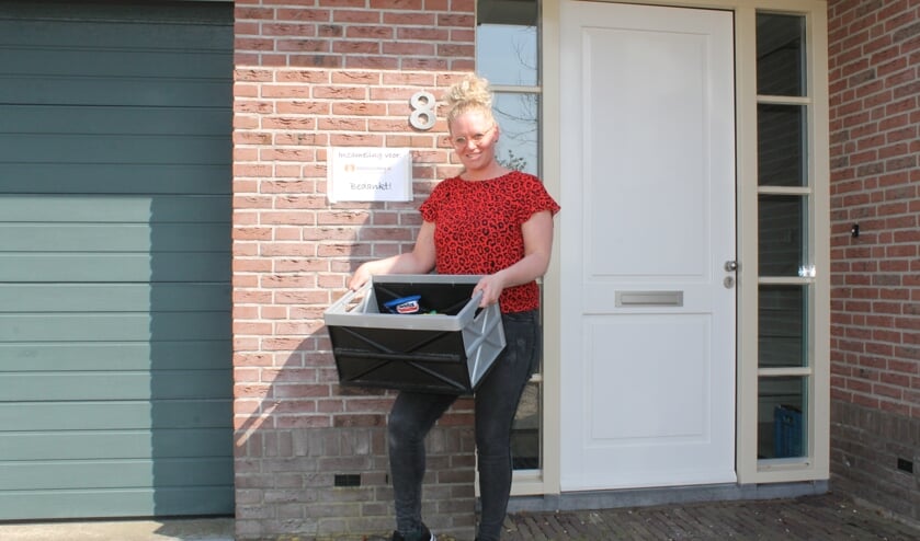 • Dike van Leeuwen met de krat waarin de producten achtergelaten kunnen worden.