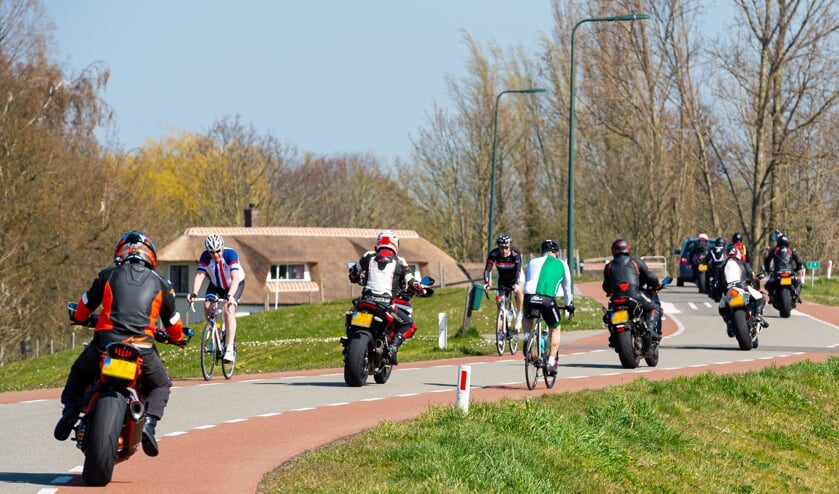 • Ondanks de drukte op de dijken en wegen in de Krimpenerwaard houden de meeste sporters en weggebruikers zich aan de Corona maatregelen.