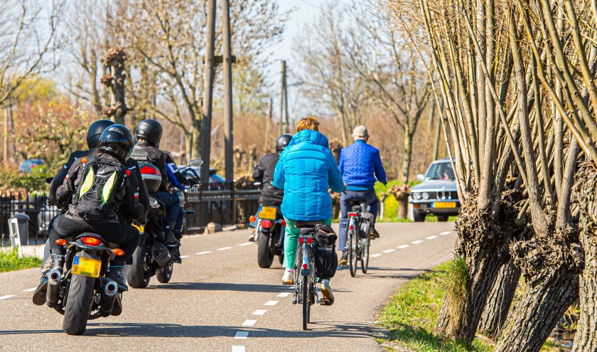 Ondanks de drukte op de dijken en wegen in de Krimpenerwaard houden de meeste sporters en weggebruikers zich aan de Corona maatregelen.