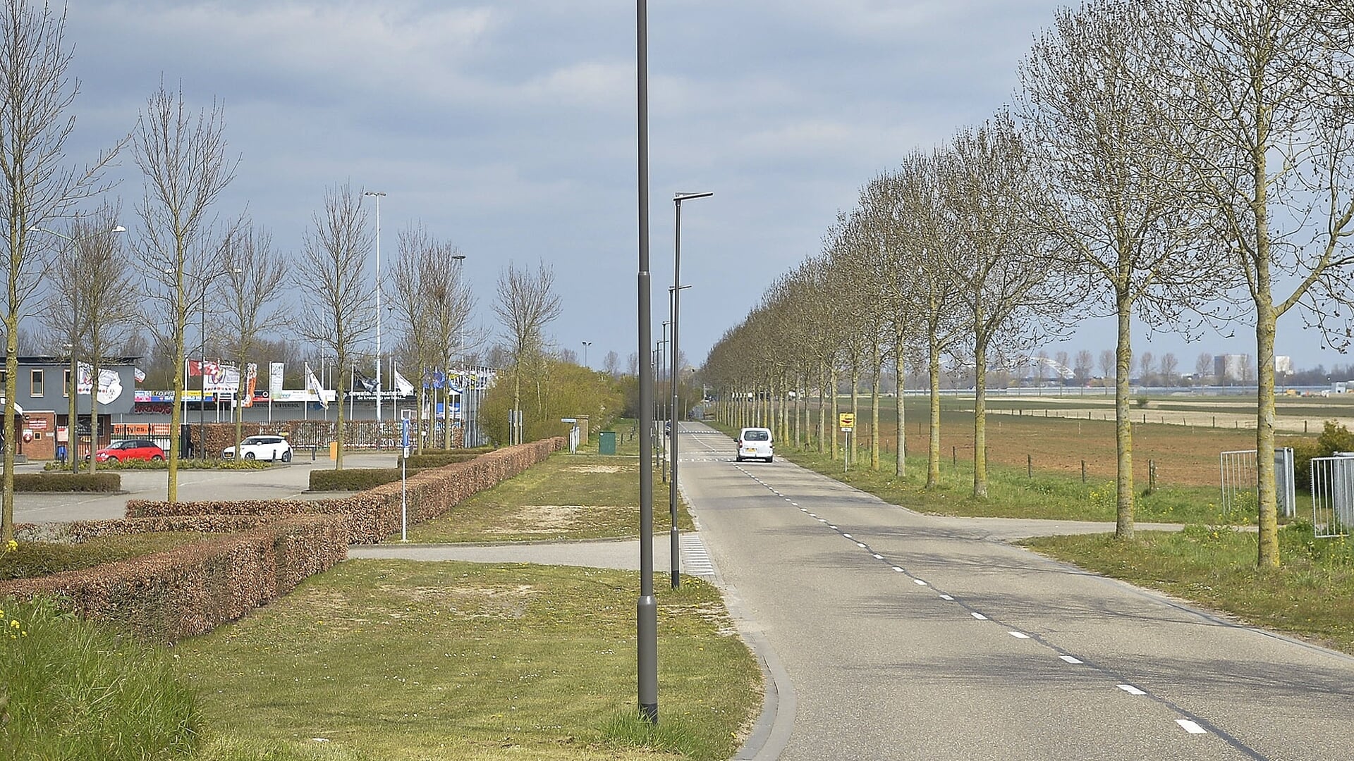 • Links op de foto sportpark De Zwaaier, rechts komt de nieuwbouwwijk 'Achter de Schans'.
