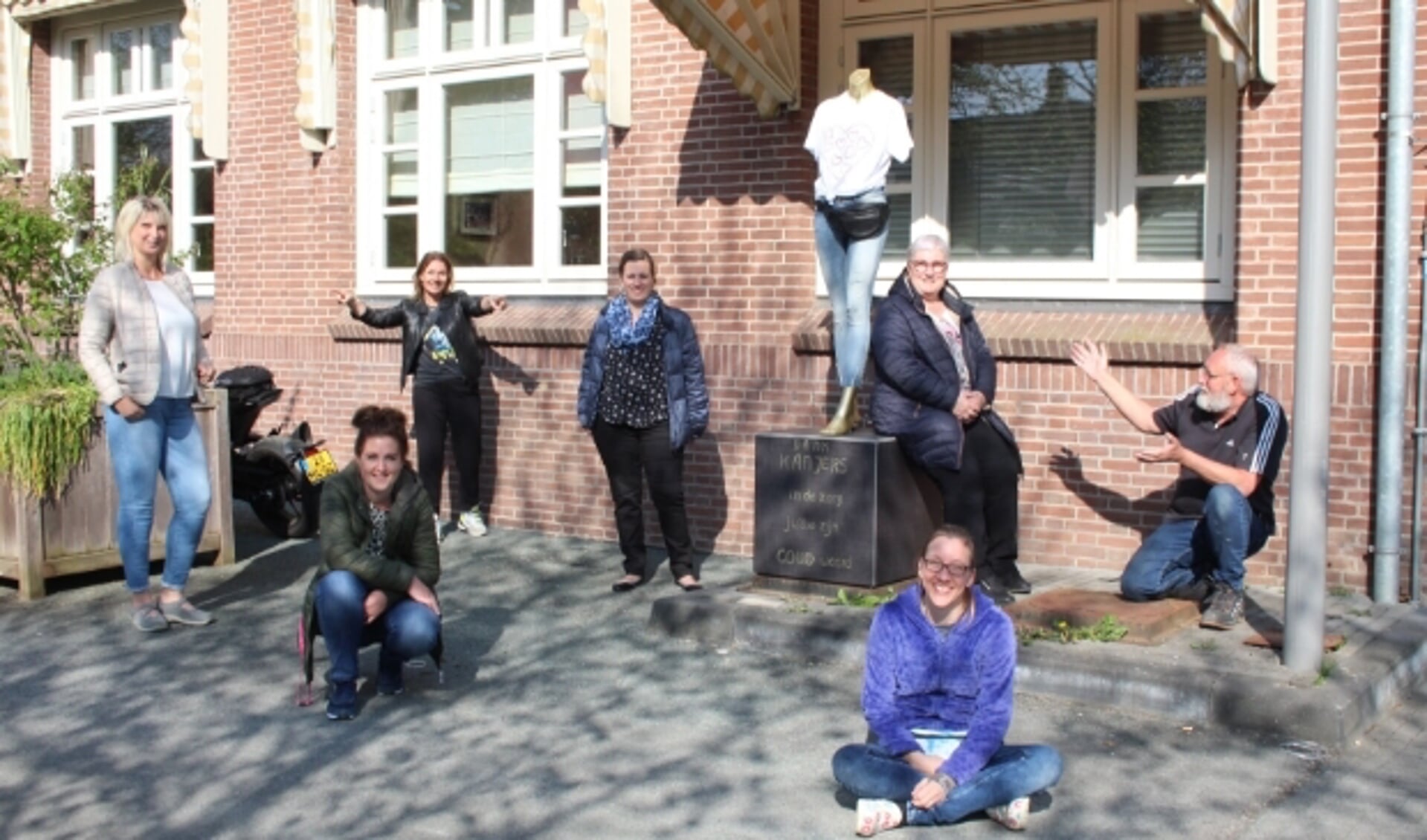 Een standbeeld voor de verzorgenden en ondersteunend personeel van Isselwaerde, gemaakt door Sandra (3e links)en Gerrit (rechts). (Foto: Lysette Verwegen)
