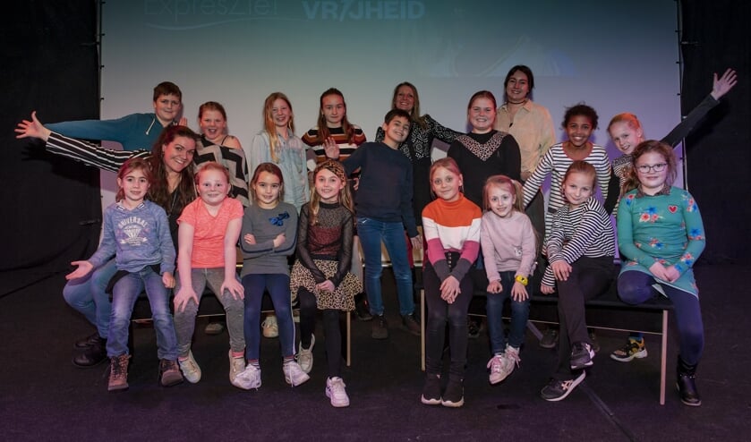 • De kinderen en begeleiders vanuit ExpresZie! tijdens de workshop van het Vrijheidslied.