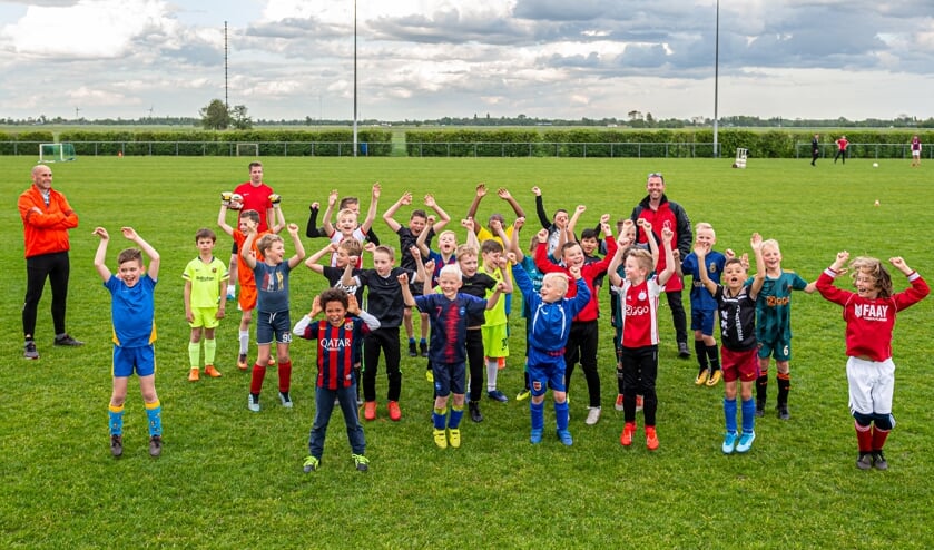 • Grote vreugde bij de spelertjes van JO9 van vv Cabauw en hun trainers toen zij donderdag na vele weken de training mochten hervatten.