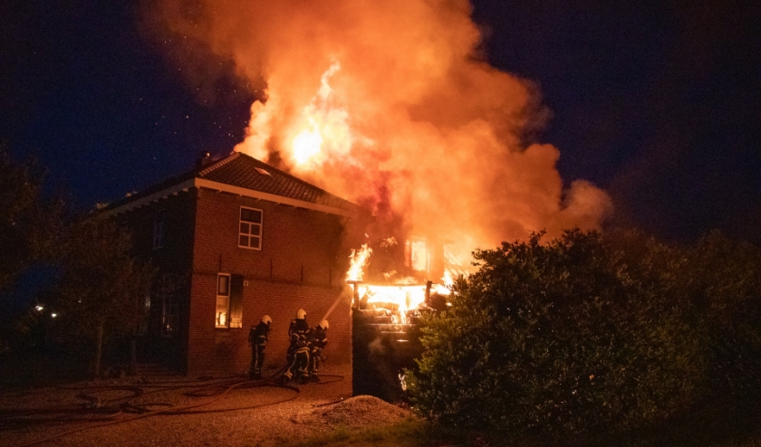 Maandagnacht werd in Genderen opgeschaald naar 'zeer grote brand'.