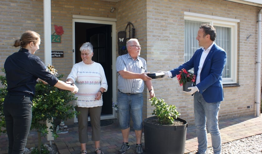 • Lisanne van Buffetto, mevrouw en meneer van Mourik en wethouder Rutger van Stappershoef.