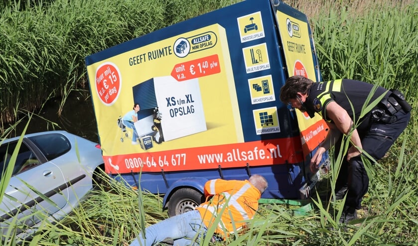 • De auto met aanhanger in de sloot.