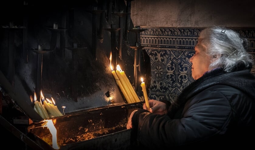 • Jan Westendorp legde een intiem moment in een kerk vast,