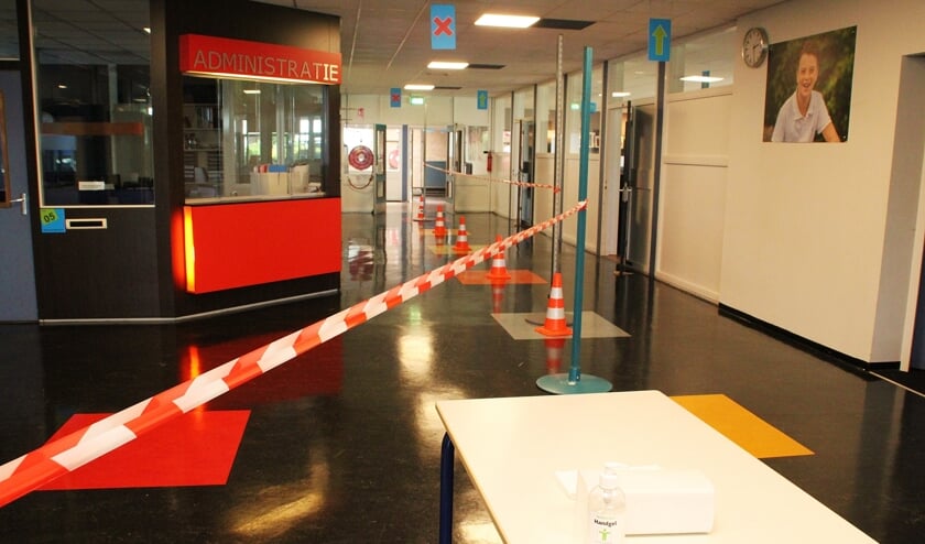 • Linten en borden moeten het schoolverkeer in goede banen leiden op CSG De Lage Waard aan de Vijzellaan in Papendrecht.