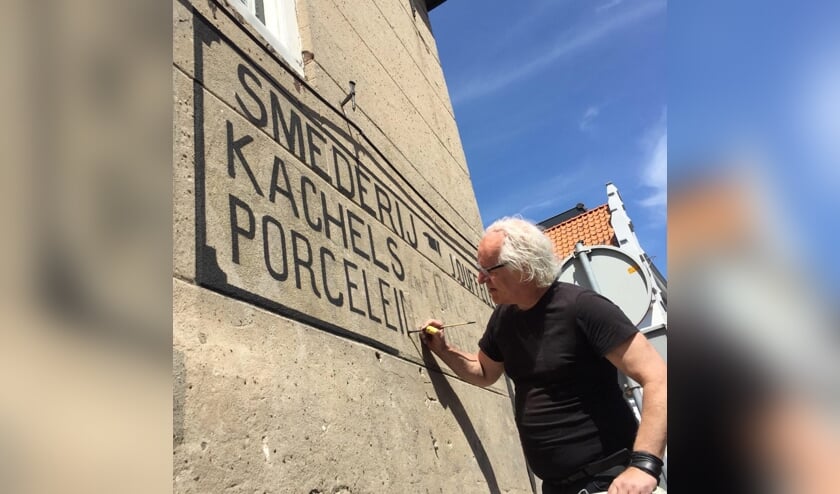 Restauratie muurreclame in Leerdam