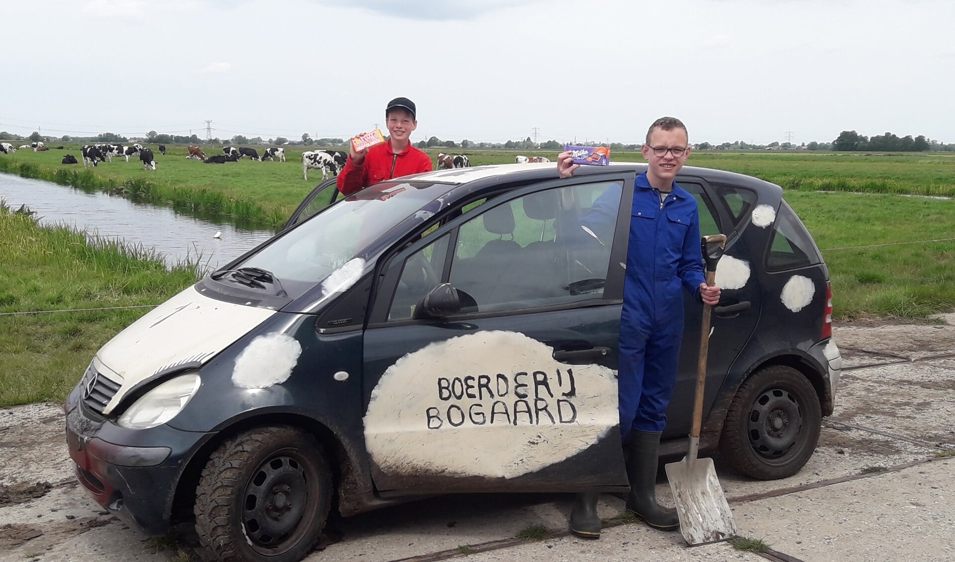 • De prijswinnaars Levi en Willard bij de ‘landauto’ van Zorgboerderij Bogaard.