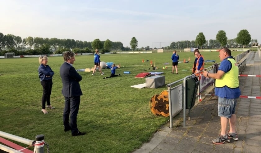 Wethouder Carla Kreuk en burgemeester Hans Beenakker op bezoek bij v.v. Wadenoyen, waar nu ook turnsters van gymnastiekvereniging Lingia op het voetbalveld