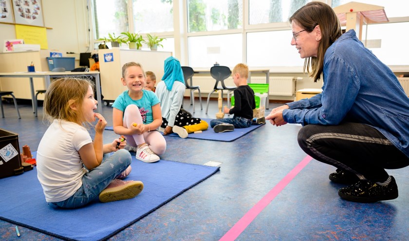 Eerste schooldag op de Henri Dundant in Wijk en Aalburg na weken thuisonderwijs. De school treft extra veiligheidsmaatregelen, zoals een met roze tape aangegeven vlak waarin alleen de juf mag komen.
