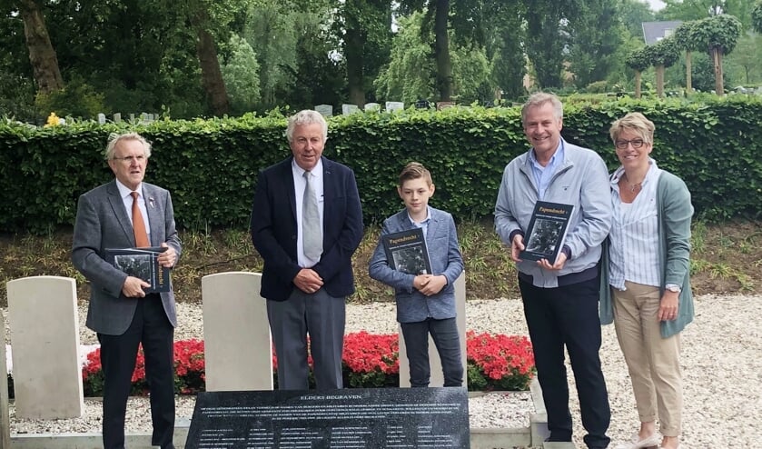 • De betrokkenen bij de overhandiging bij de gedenksteen.