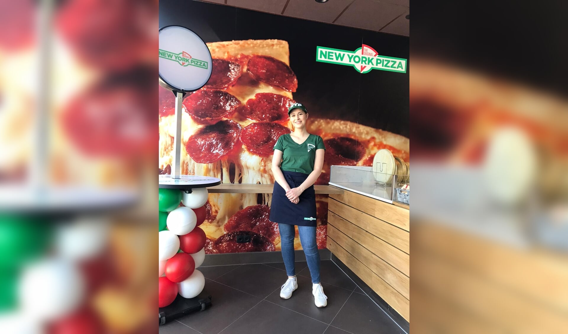• Lyanne Meijer in de nieuwe vestiging van New York Pizza in Krimpen aan den IJssel.