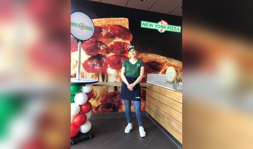 • Lyanne Meijer in de nieuwe vestiging van New York Pizza in Krimpen aan den IJssel.