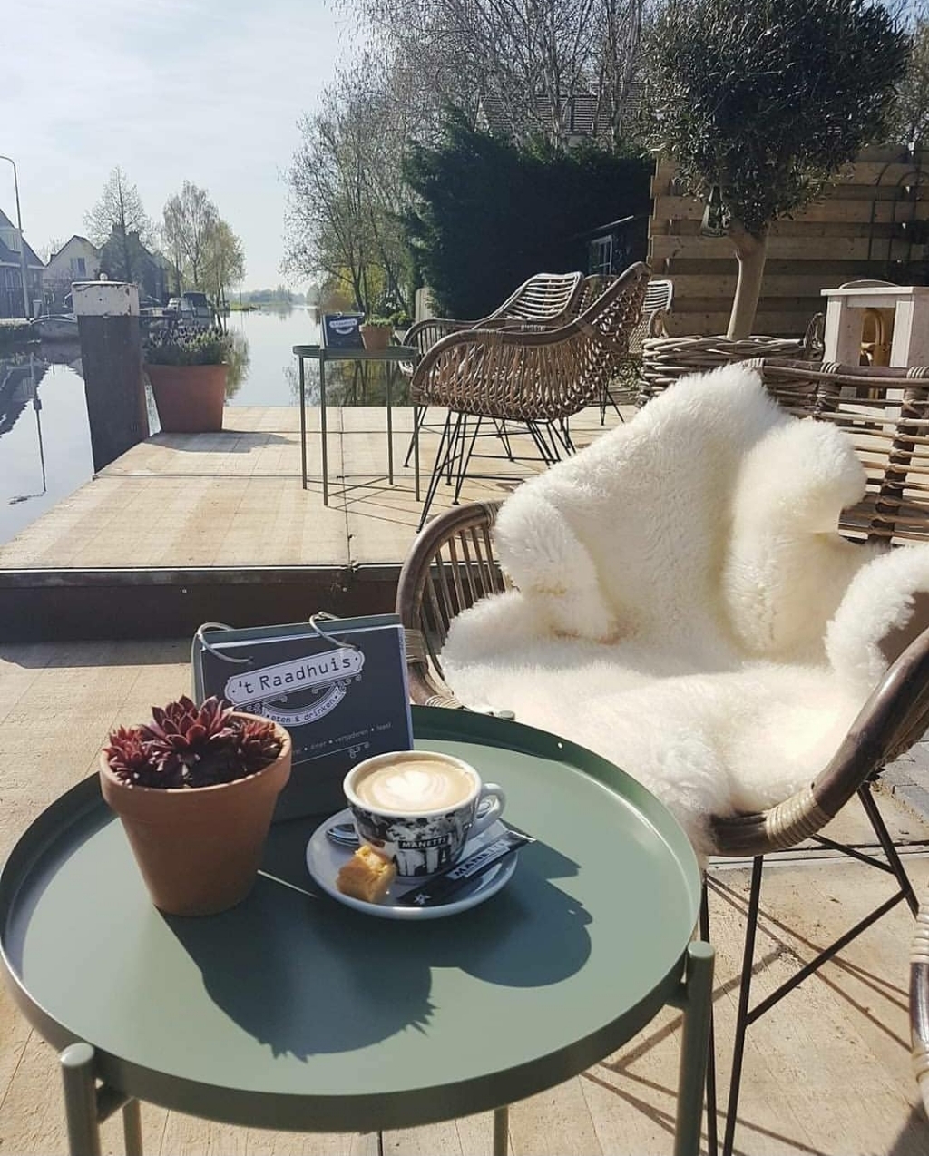 • Vanaf maandag 1 juni kunnen bezoekers weer terecht op het terras én in het restaurant van 't Raadhuis.