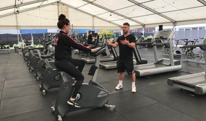 In de tent bij Studio Aktief kunnen zo'n 60 mensen tegelijk sporten.