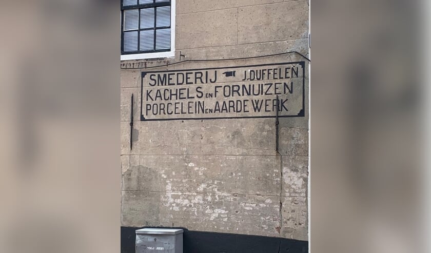 <p>• Één van de initiatieven van de vereniging: de restauratie van de muurreclame. </p>