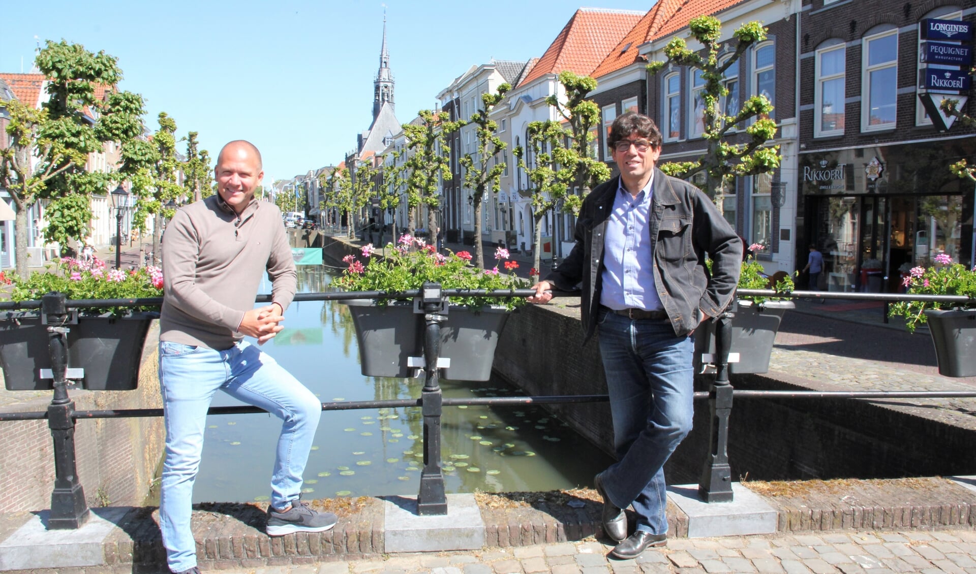 • Stefan van Beeten en Wim Perlot in een zonnig Schoonhovens centrum.