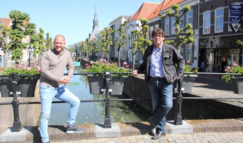 • Stefan van Beeten en Wim Perlot in een zonnig Schoonhovens centrum.