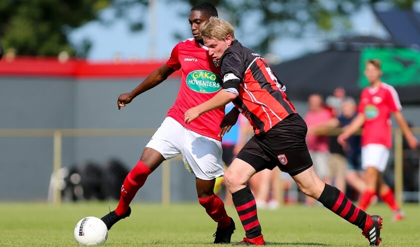 • Beesd-captain Coen Verwolf in duel met Guillermo Ooft.