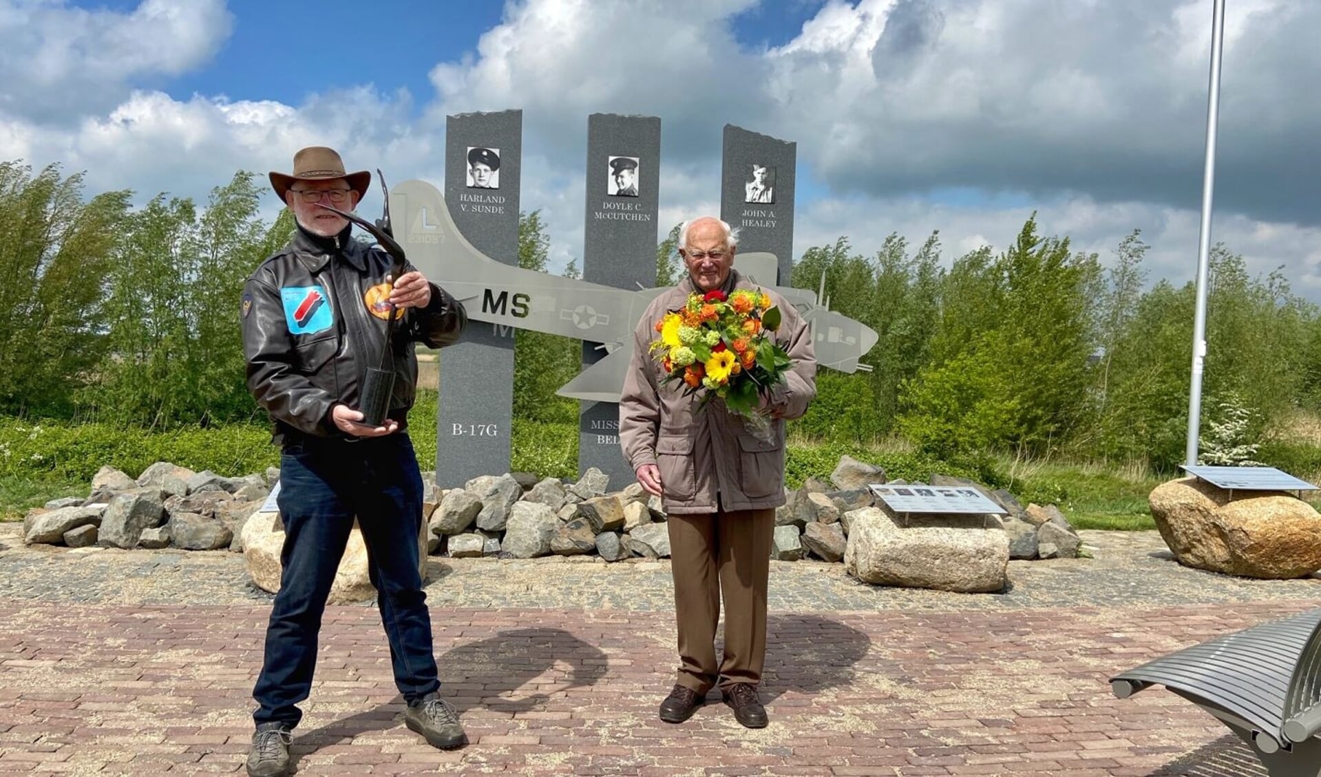 • André Hoogendoorn en Kees Stam van Mission Belle Stichting B-17G Memorial