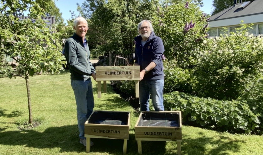 • Wethouder Cees Taal krijgt het eerste vlindertuintje uit handen van Wim van der Leij
