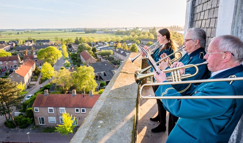 De familie Sparreboom speelde maandag 4 mei vanaf de kerktoren in Streefkerk de taptoe en het Wilhelmus.