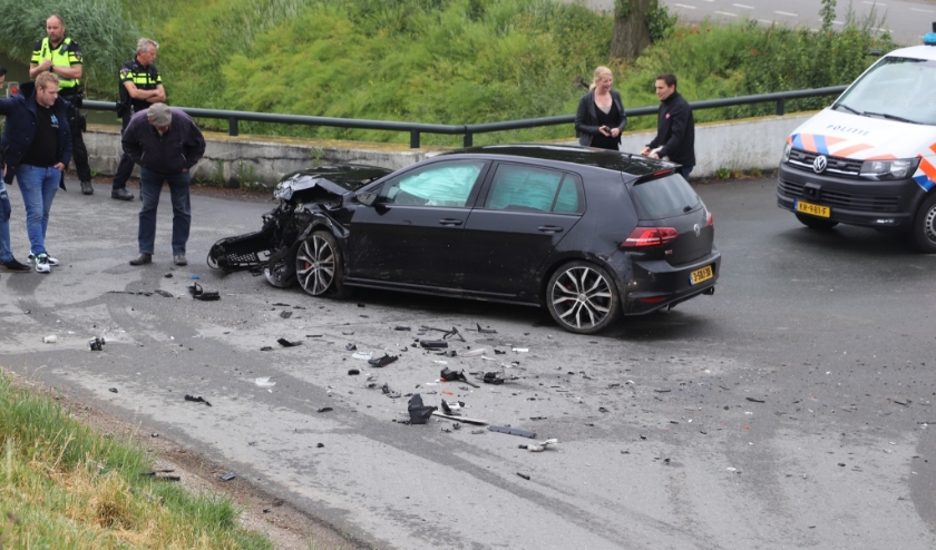 • De gecrashte auto.
