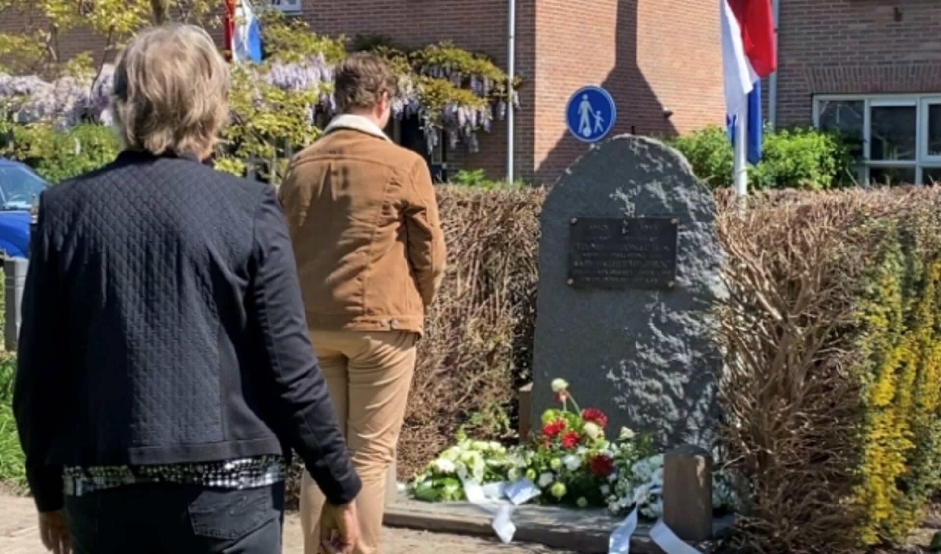 Aan Luuk Ambtsheer de eer voor de bloemlegging in stilte bij het herdenkingsmonument in Linschoten. (Foto: Janneke Severs-Hilgeman)