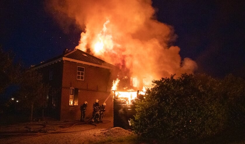 • Er werd in Genderen opgeschaald naar 'zeer grote brand'.