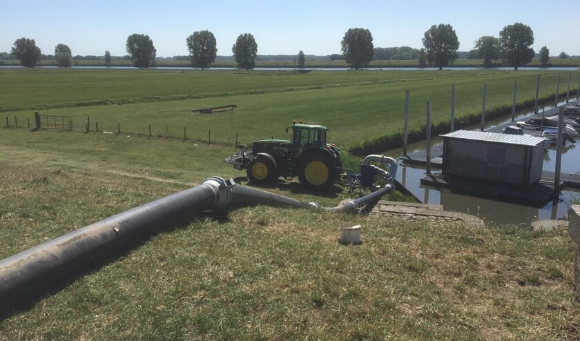 • Het pompen van water bij Genderen.