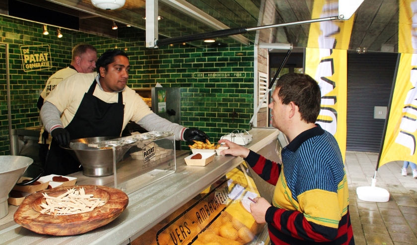 • Het uitdelen van de snacks bij De Grote Vaart.
