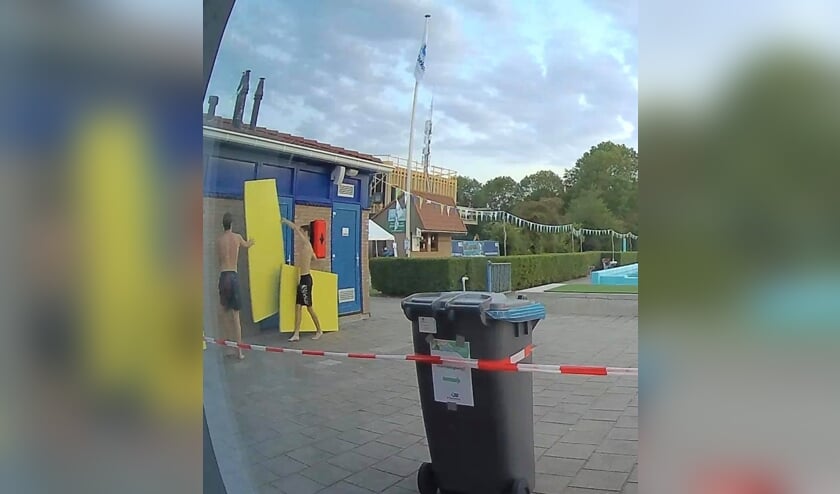 • Schermafbeelding van de camerabeelden van enkele jongeren in het zwembad.