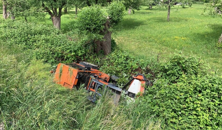 • De tractor belandde onderaan de dijk.