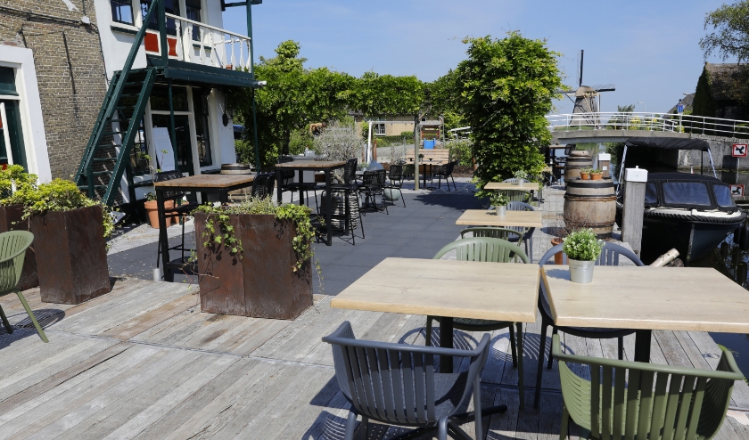 • Het terras van 't Raadhuis in Goudriaan is klaar voor de 1,5 meter-samenleving.