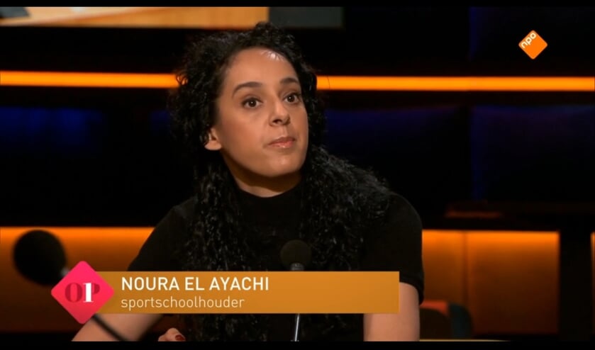 • Screenshot van de uitzending van Op1, waarin Noura El Ayachi aanschoof.