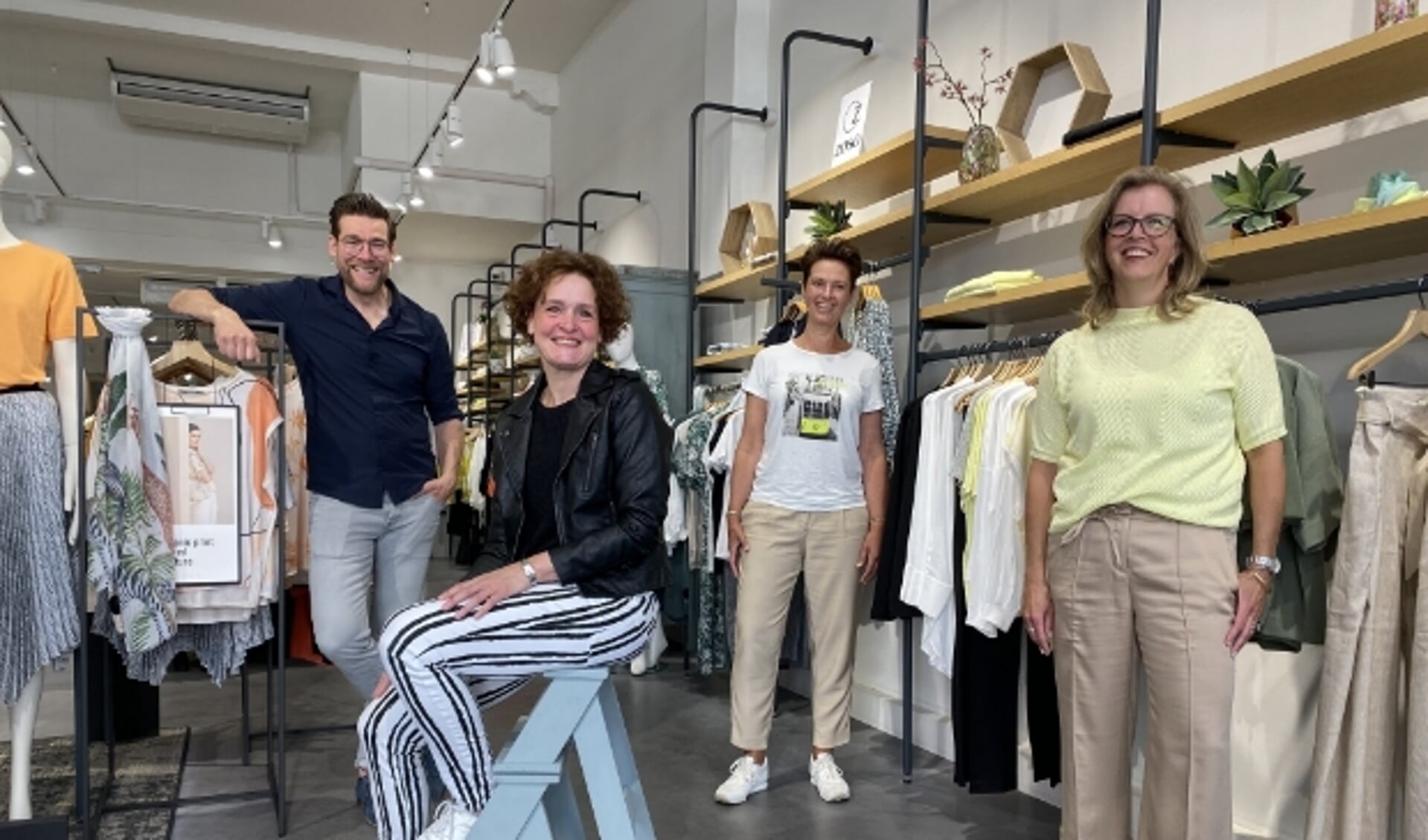 Bas de Wit en de verkoopmedewerksters van Non Stop Fashion in de Benschopperstraat in IJsselstein. (Ingezonden foto) 