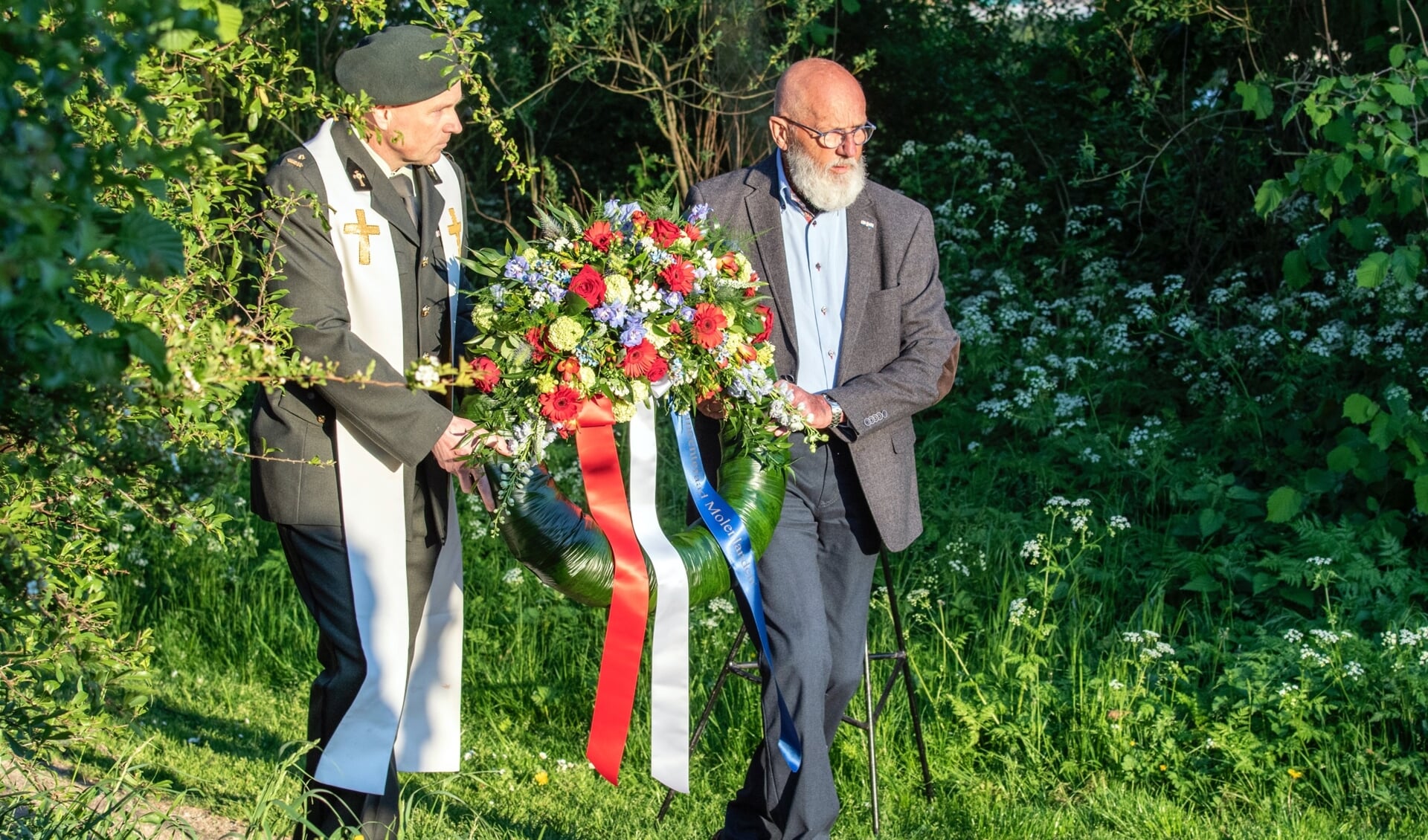 • Dominee Driesten en de heer Rolloos legden een krans bij het oorlogsmonument in Nieuw-Lekkerland.