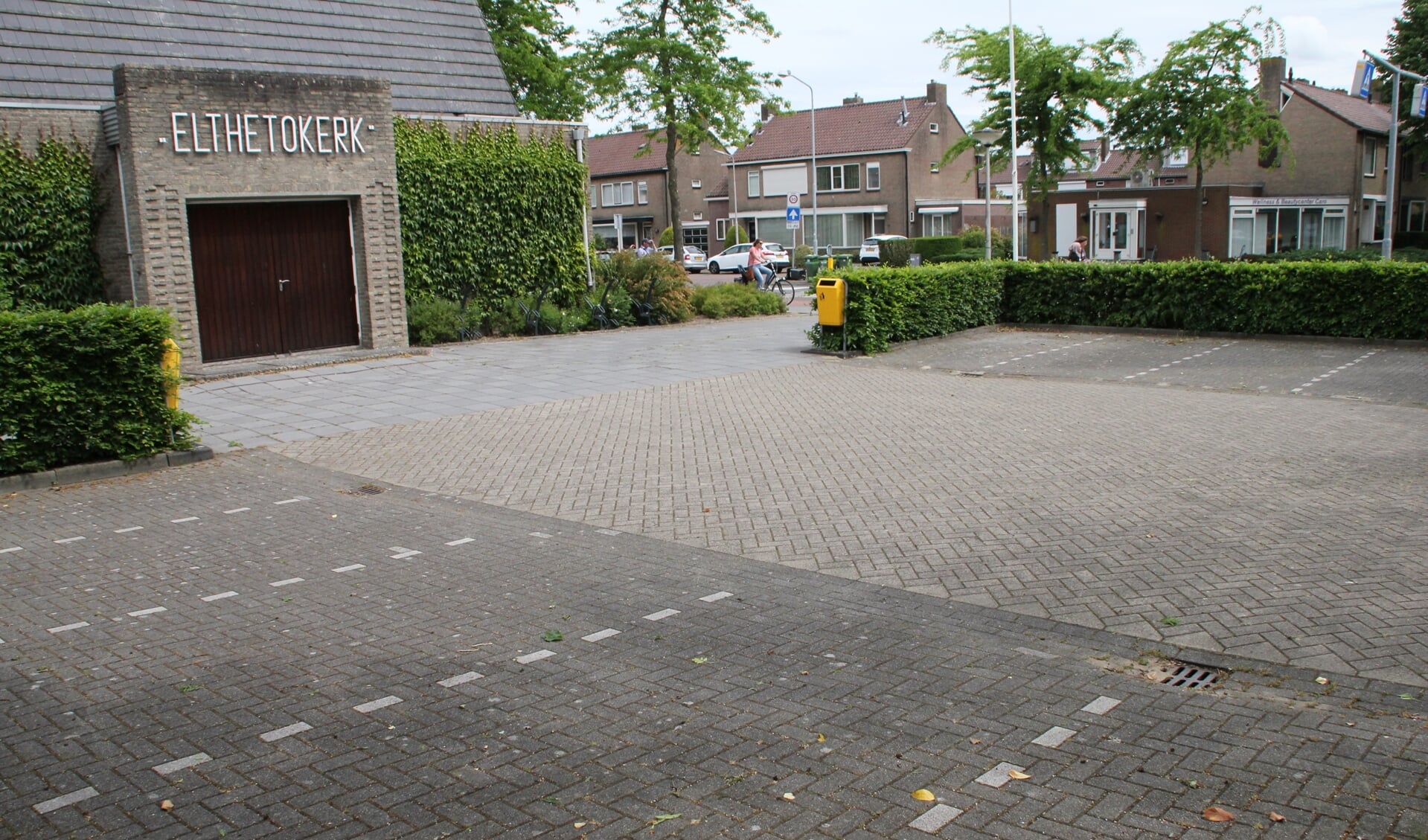 • De lege parkeerplaats van de Elthetokerk in Alblasserdam.
