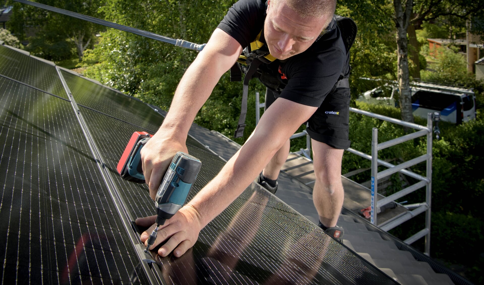 • Installateur bezig met het leggen van zonnepanelen.