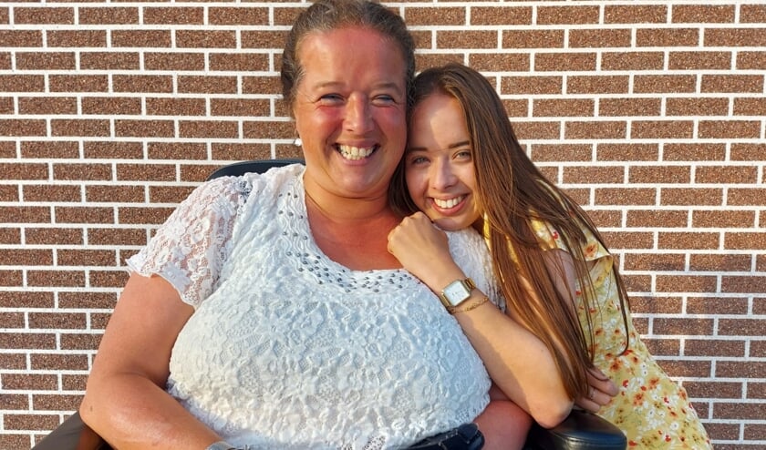 • Tabitha zorgt met liefde voor haar moeder.