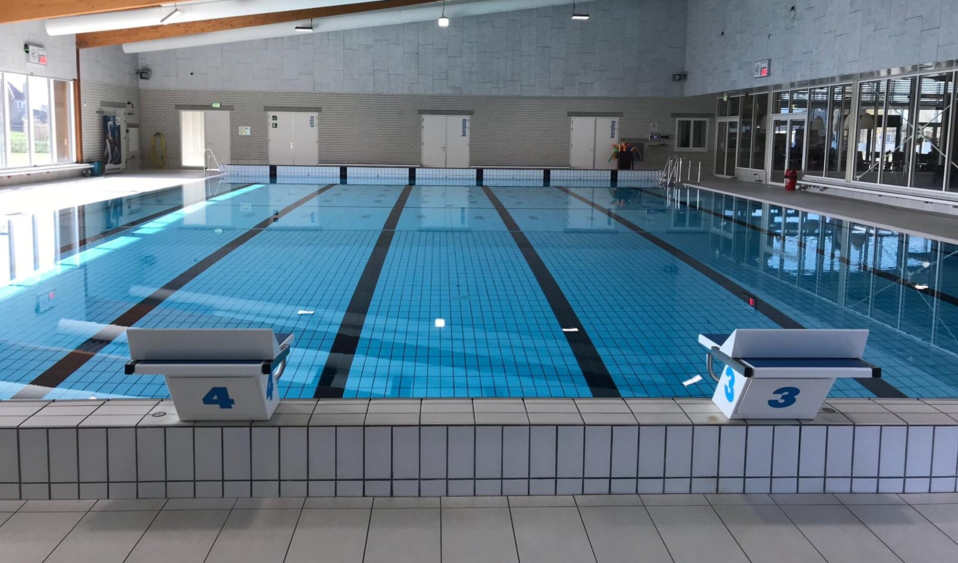 Het bad van AquaAltena is nu nog leeg, maar verwacht deze week weer zwemmers.